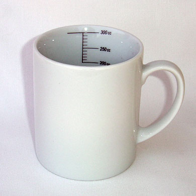 販促品、ノベルティ向けホワイトオリジナルマグカップ(容量表示)　の商品画像